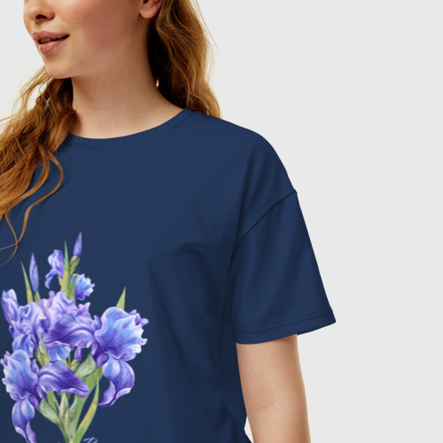 Женская футболка хлопок Oversize Фиолетовые ирисы, цвет темно-синий - фото 3