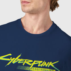 Футболка с принтом Logo Cyberpunk: Edgerunners для мужчины, вид на модели спереди №4. Цвет основы: темно-синий