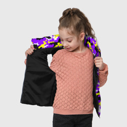 Жилет с принтом Камуфляж Фиолетово-Жёлтый для ребенка, вид на модели спереди №3. Цвет основы: черный