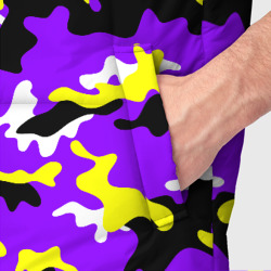 Жилет с принтом Камуфляж Фиолетово-Жёлтый для мужчины, вид на модели спереди №4. Цвет основы: черный