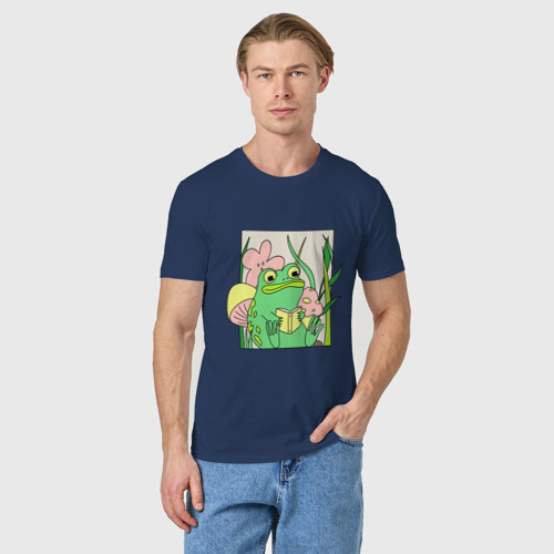 Мужская футболка хлопок с принтом ЛЯГУШКА ЗА КНИГОЙ, фото на моделе #1
