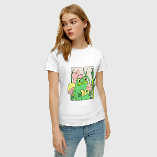 Женская футболка хлопок с принтом ЛЯГУШКА ЗА КНИГОЙ, фото на моделе #1