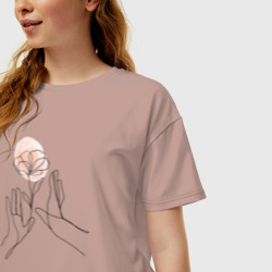 Женская футболка хлопок Oversize Цветок в руках - фото 2