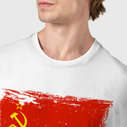 Футболка с принтом Потрёпанный временем флаг СССР для мужчины, вид на модели спереди №4. Цвет основы: белый