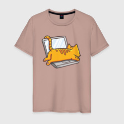 Мужская футболка хлопок Котик лежит на ноутбуке
