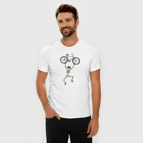 Мужская футболка хлопок Slim с принтом Скелетик и велосипед, фото на моделе #1