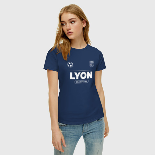 Женская футболка хлопок с принтом Lyon Форма Чемпионов, фото на моделе #1