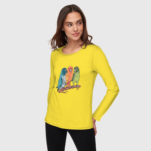 Женский лонгслив хлопок с принтом Три волнистых попугая на ветке, фото на моделе #1