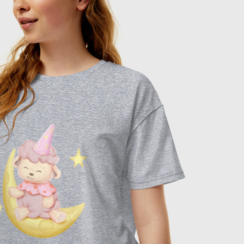 Женская футболка хлопок Oversize с принтом Милая Овечка Сидит На Месяце, фото на моделе #1