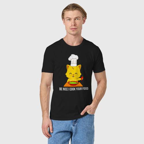 Мужская футболка хлопок с принтом Будь мил, я готовлю тебе еду, фото на моделе #1
