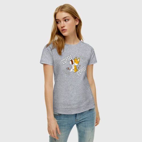 Женская футболка хлопок с принтом Корги хлебает кофе, фото на моделе #1