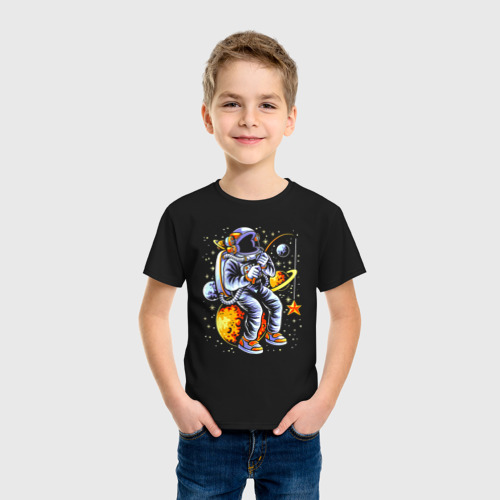 Детская футболка хлопок с принтом Космонавт, сидящий на луне с удочкой / An astronaut sitting on the moon with a fishing rod, фото на моделе #1