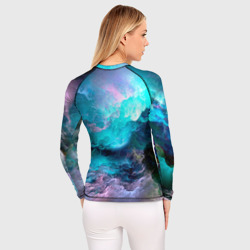 Рашгард с принтом Морской шторм для женщины, вид на модели сзади №2. Цвет основы: белый
