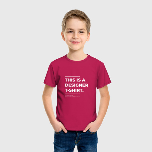 Детская футболка хлопок This is a designer T-Shirt Типография, цвет маджента - фото 3