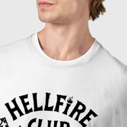 Футболка с принтом Hellfire Club Stranger Things 4 для мужчины, вид на модели спереди №4. Цвет основы: белый