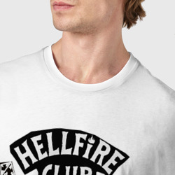 Футболка с принтом Hellfire Club Sticker Stranger Things 4 для мужчины, вид на модели спереди №4. Цвет основы: белый