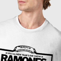 Футболка с принтом Live at the Palladium, NY - Ramones для мужчины, вид на модели спереди №4. Цвет основы: белый