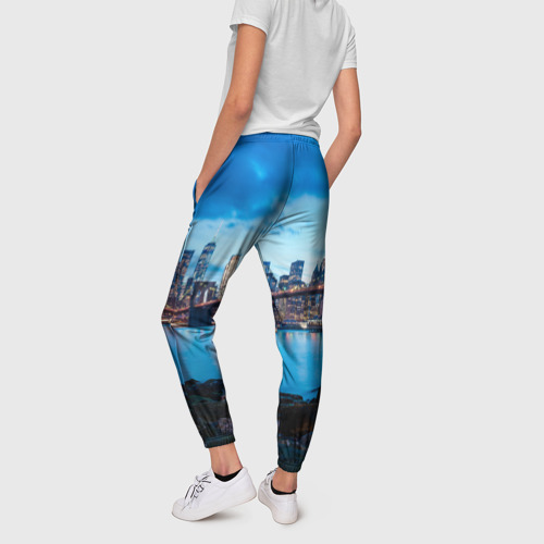 Женские брюки 3D с принтом Закат в мегаполисе, вид сзади #2