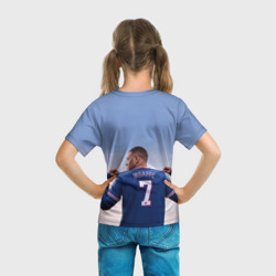 Футболка с принтом Футболист Килиан Мбаппе для ребенка, вид на модели сзади №3. Цвет основы: белый