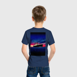 Футболка с принтом Лайнер Титаник для ребенка, вид на модели сзади №2. Цвет основы: темно-синий