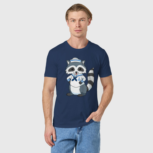 Мужская футболка хлопок Енотик морячок, цвет темно-синий - фото 3