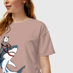 Женская футболка хлопок Oversize Опоссум верхом на акуле - фото 2