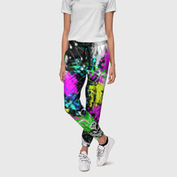 Женские брюки 3D Разноцветные пятна краски на черном фоне - фото 2