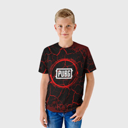 Детская футболка 3D Символ PUBG и краска вокруг на темном фоне - фото 2