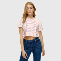 Женская футболка Crop-top 3D Имя Леся по-вертикали с розовым фоном - фото 2