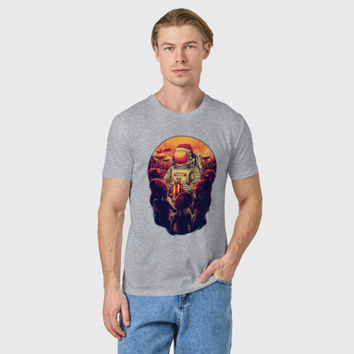 Мужская футболка хлопок Космонавт дарит подарки инопланетянам, цвет меланж - фото 3
