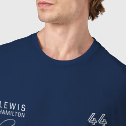 Футболка с принтом Lewis Hamilton Льюис Хэмилтон для мужчины, вид на модели спереди №4. Цвет основы: темно-синий