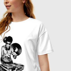 Футболка с принтом Bruce Lee - Vinyl Dj для женщины, вид на модели спереди №2. Цвет основы: белый