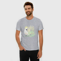 Мужская футболка хлопок Slim Белый попугай с хохолком на фоне листьев пальмы - фото 2