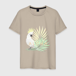 Мужская футболка хлопок Белый попугай с хохолком на фоне листьев пальмы