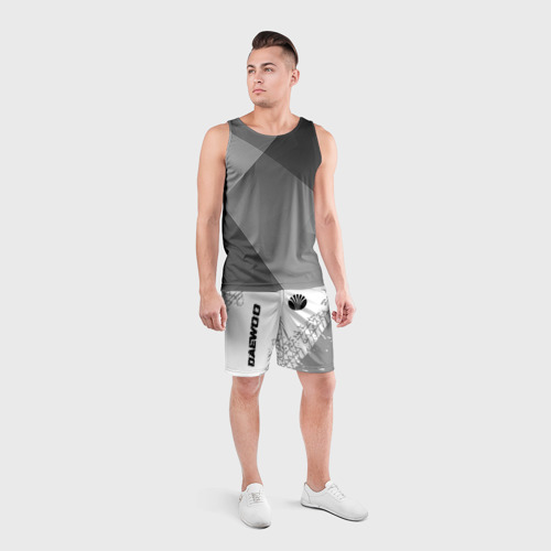 Мужские шорты спортивные Daewoo Speed на светлом фоне со следами шин, цвет 3D печать - фото 4