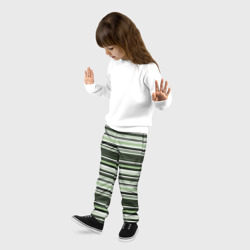 Брюки с принтом Горизонтальные зеленые  белые полосы для ребенка, вид на модели спереди №2. Цвет основы: черный