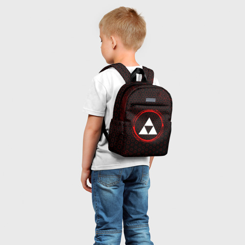 Детский рюкзак 3D с принтом Символ Zelda и краска вокруг на темном фоне, фото на моделе #1
