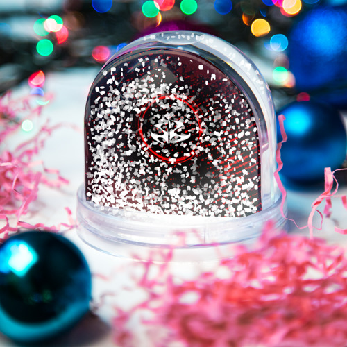 Игрушка Снежный шар Символ Hitman и краска вокруг на темном фоне - фото 4