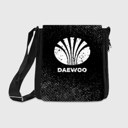 Сумка через плечо Daewoo с потертостями на темном фоне