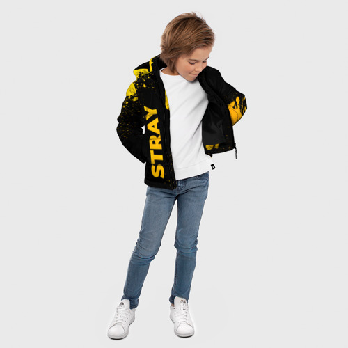 Зимняя куртка для мальчиков 3D с принтом Stray - gold gradient: символ и надпись вертикально, вид сбоку #3