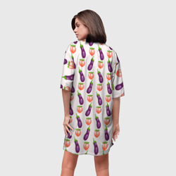 Платье с принтом Баклажаны и персики паттерн для женщины, вид на модели сзади №2. Цвет основы: белый