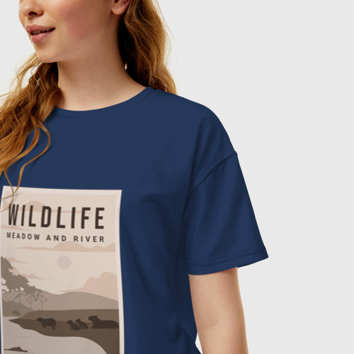 Женская футболка хлопок Oversize с принтом Капибары на лугу у реки, фото на моделе #1