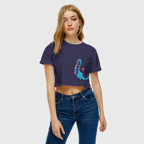 Женская футболка Crop-top 3D Диплодок с книгами, цвет 3D печать - фото 3