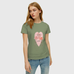 Женская футболка хлопок Розовые фламинго на фоне розового сердца - фото 2