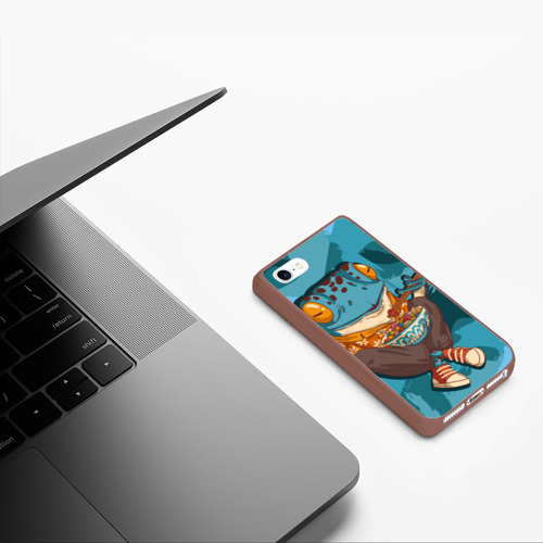 Чехол для iPhone 5/5S матовый Бизнес-ланч лягухи, цвет коричневый - фото 5