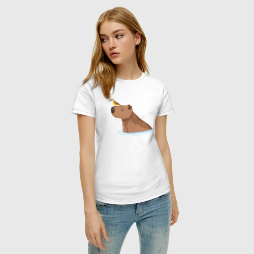 Женская футболка хлопок с принтом Капибара в водичке с птичкой, фото на моделе #1