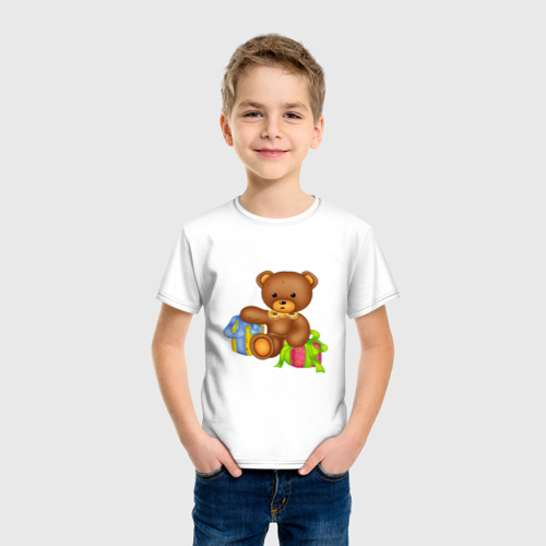 Детская футболка хлопок с принтом Плюшевый мишка с подарками, фото на моделе #1