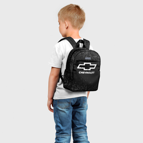 Детский рюкзак 3D с принтом Chevrolet с потертостями на темном фоне, фото на моделе #1
