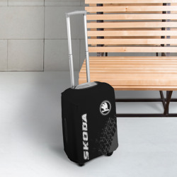 Чехол для чемодана 3D Skoda Speed на темном фоне со следами шин: символ и надпись вертикально - фото 2