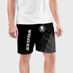 Мужские шорты спортивные Skoda Speed на темном фоне со следами шин: символ и надпись вертикально - фото 2